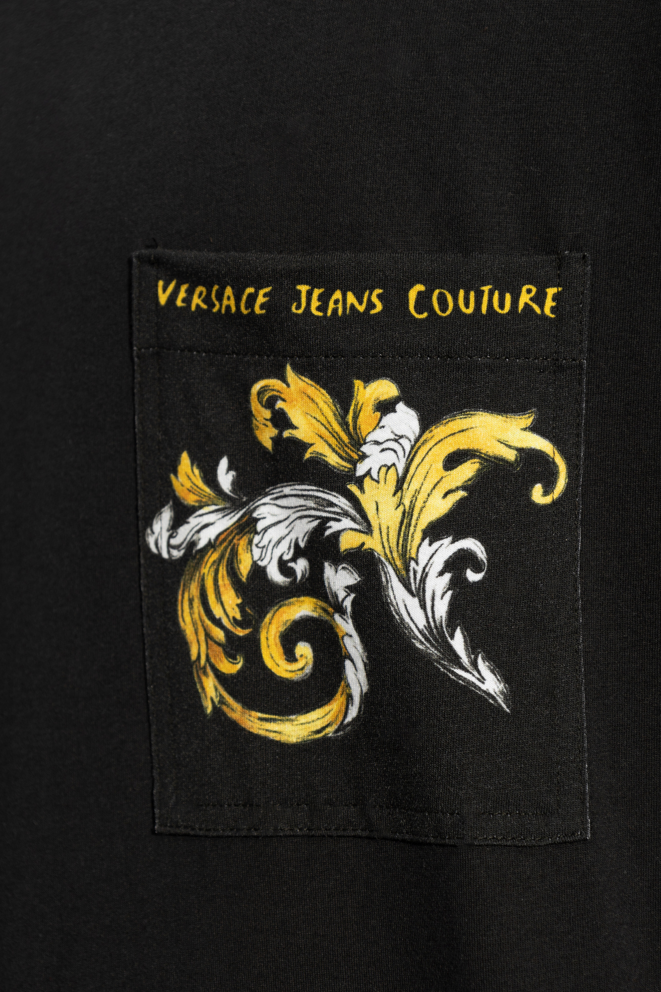 【関税/送料無料】VERSACE JEANS ブラックTシャツ Logo T-Shirt Black,Gold | VERSACE US